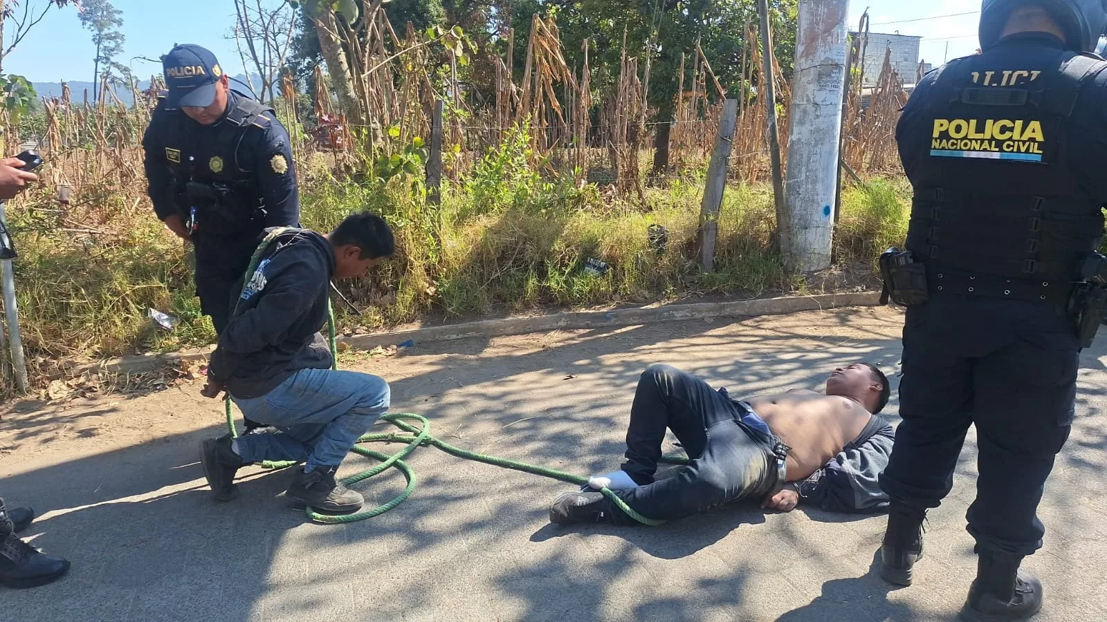 Capturan a dos presuntos sicarios del Barrio 18 tras enfrentamiento con la PNC en Chimaltenango