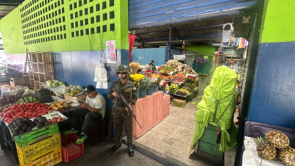 Ej&eacute;rcito y la PNC patrullan plazas de Guatemala y Jalapa