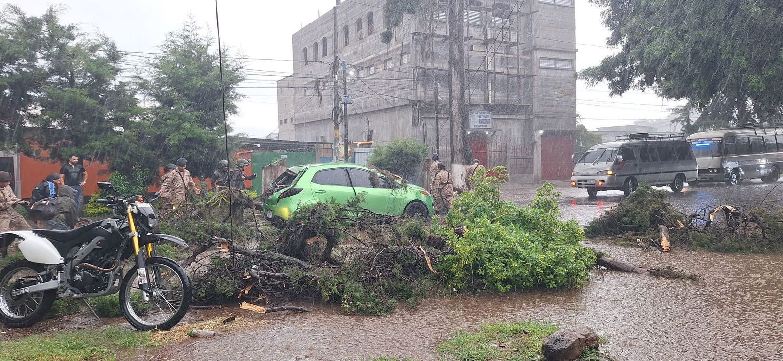 Tormenta sorprende a Chimaltenango: casas anegadas, &aacute;rboles ca&iacute;dos, calles bloqueadas y ni&ntilde;os evacuados de escuelas